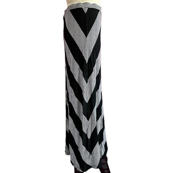 Womens Skirt Size Medium Black White Maxi Chevron Soft Goth Classic Retro - Picture 3 of 8